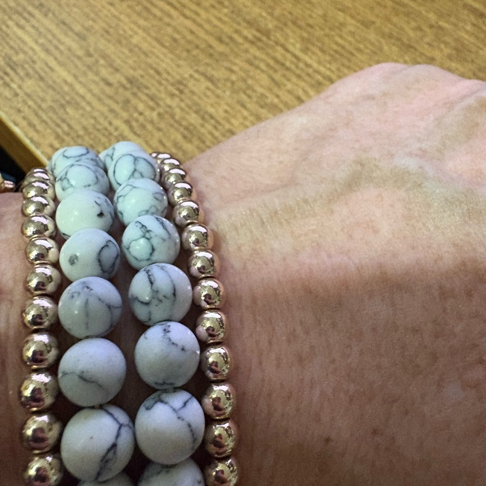 B63 Howlite and gold bead bracelet